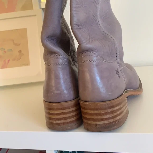 GORGEOUS FRYE Campus Boots in rare lavender color - Picture 2 of 10